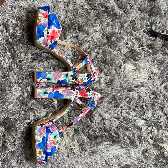 GIANNI BINI FLORAL PLATFORM HEEL/SANDAL - Picture 3 of 4
